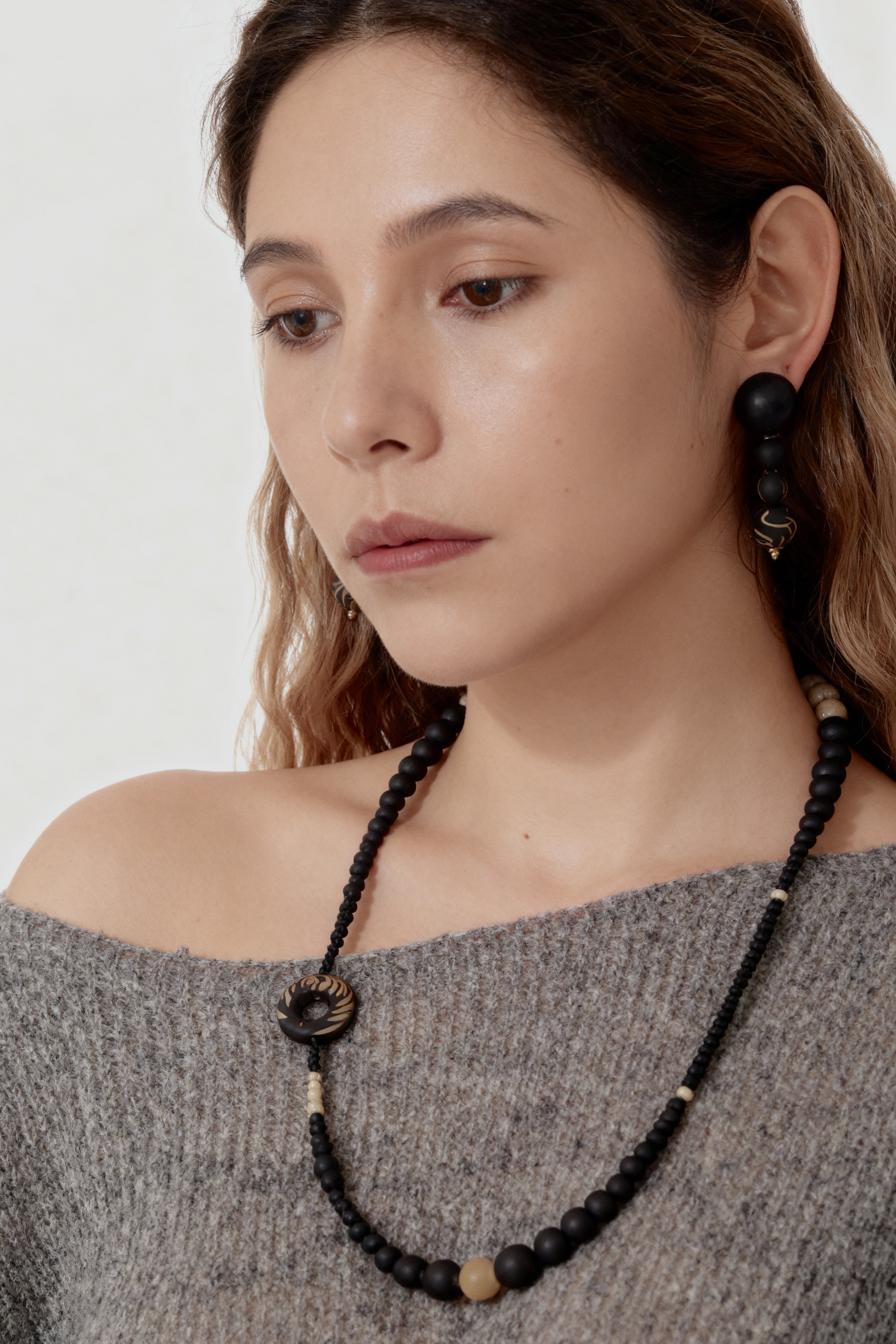 Soft Chrysanthemum Ebony Bodhi Lacquer Quasi-Maki-e Necklace