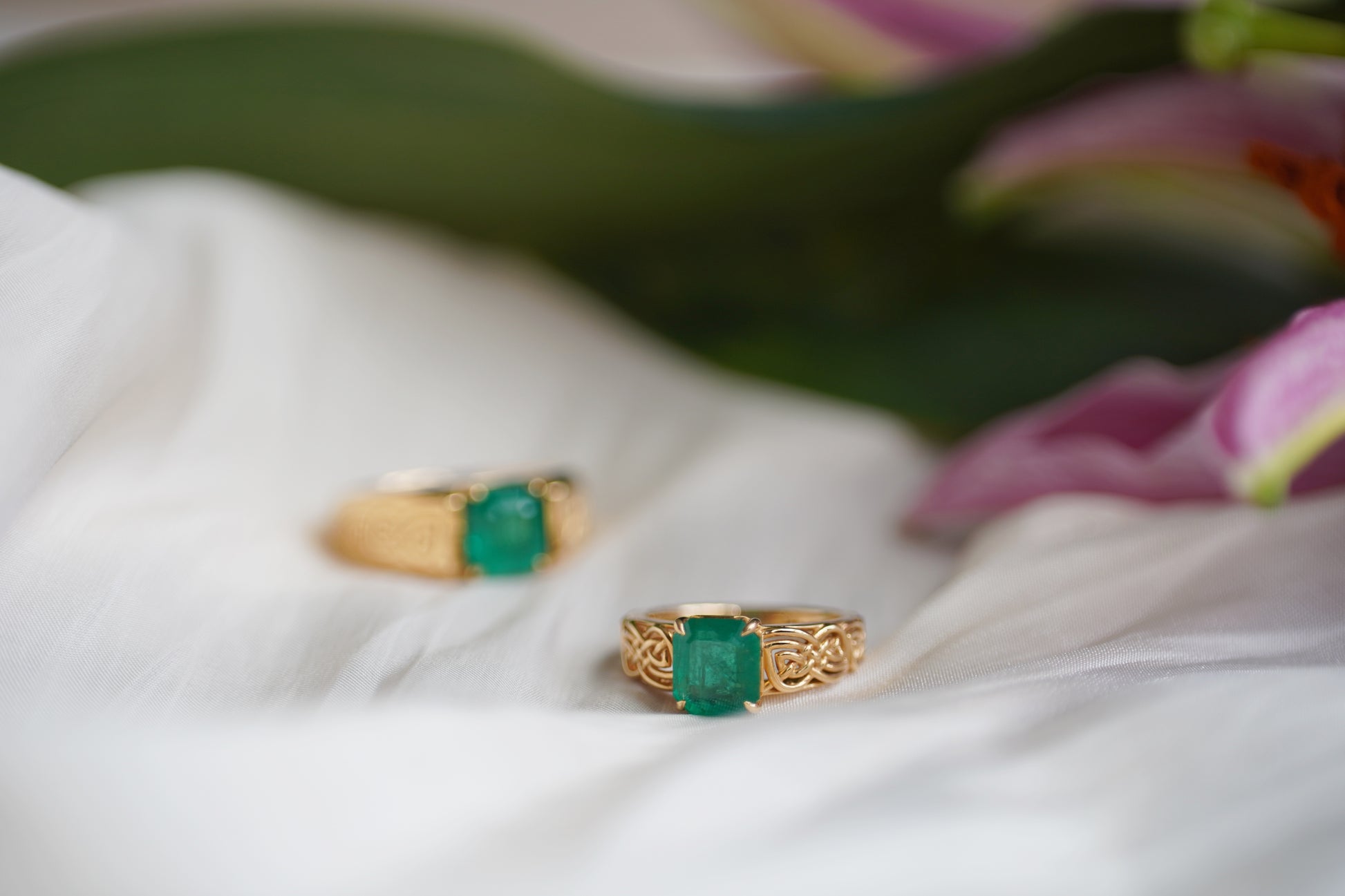 18K Gold Emerald Bonds Hollow Ring