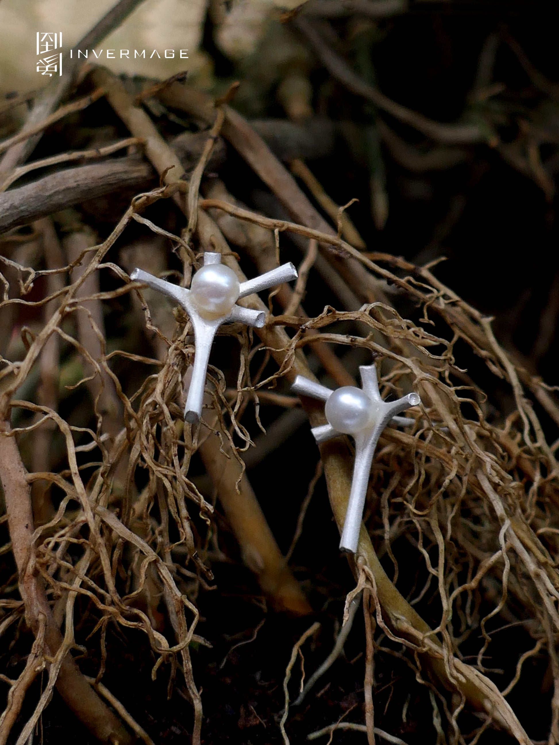 Antenna Pearl Stud Earrings