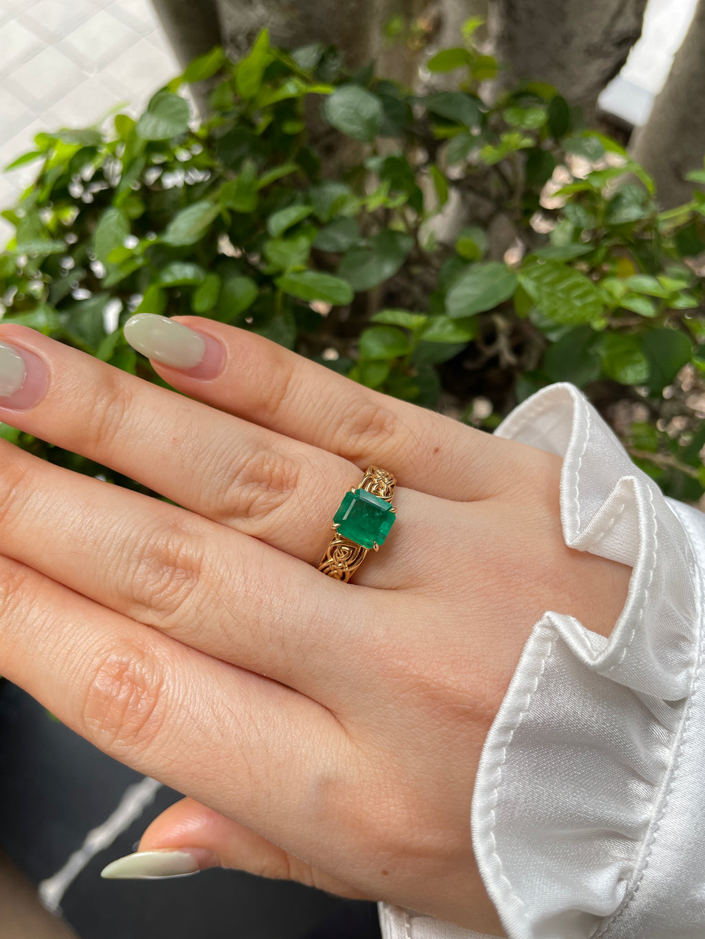 18K Gold Emerald Bonds Hollow Ring