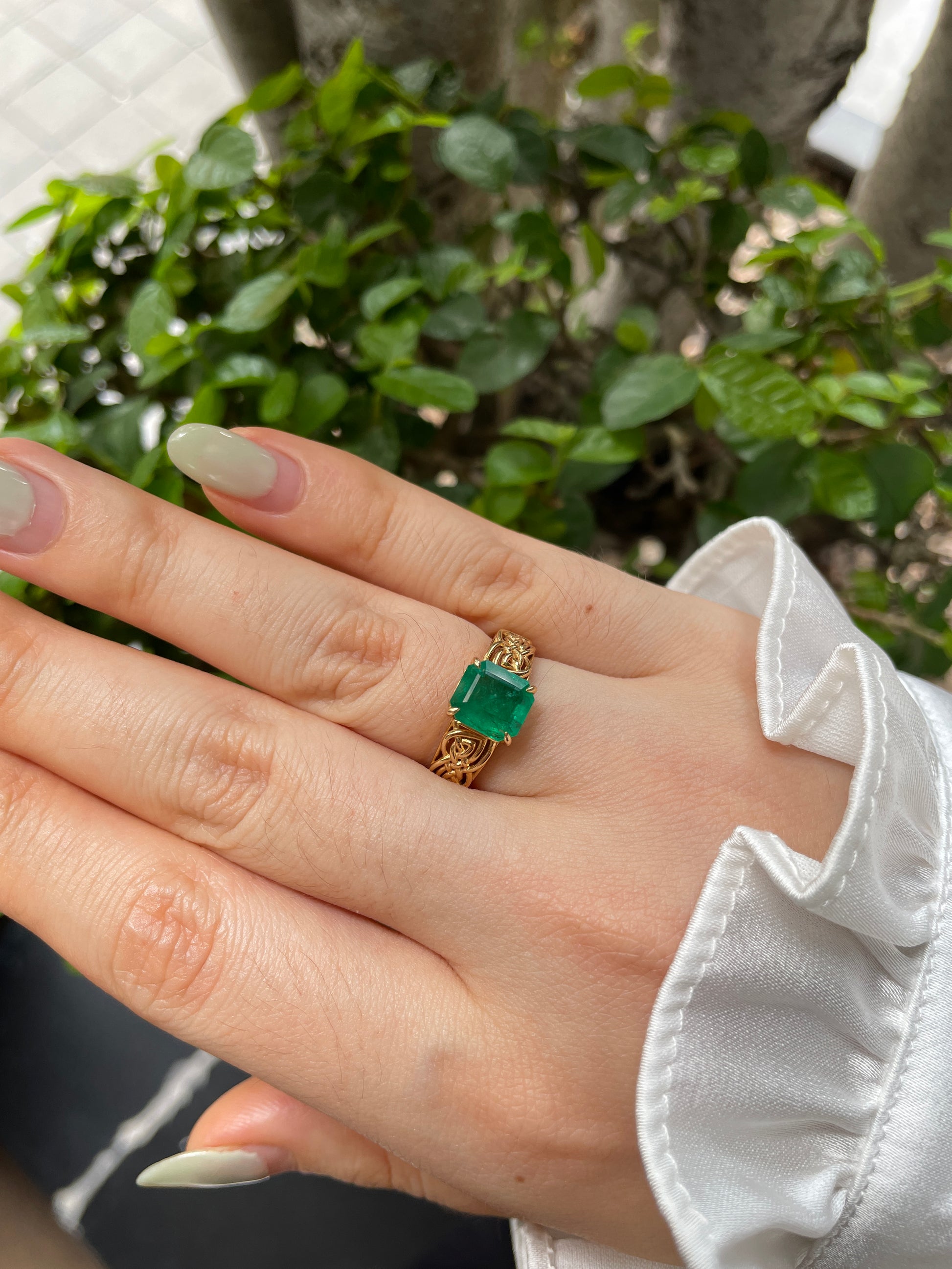18K Gold Emerald Bonds Hollow Ring
