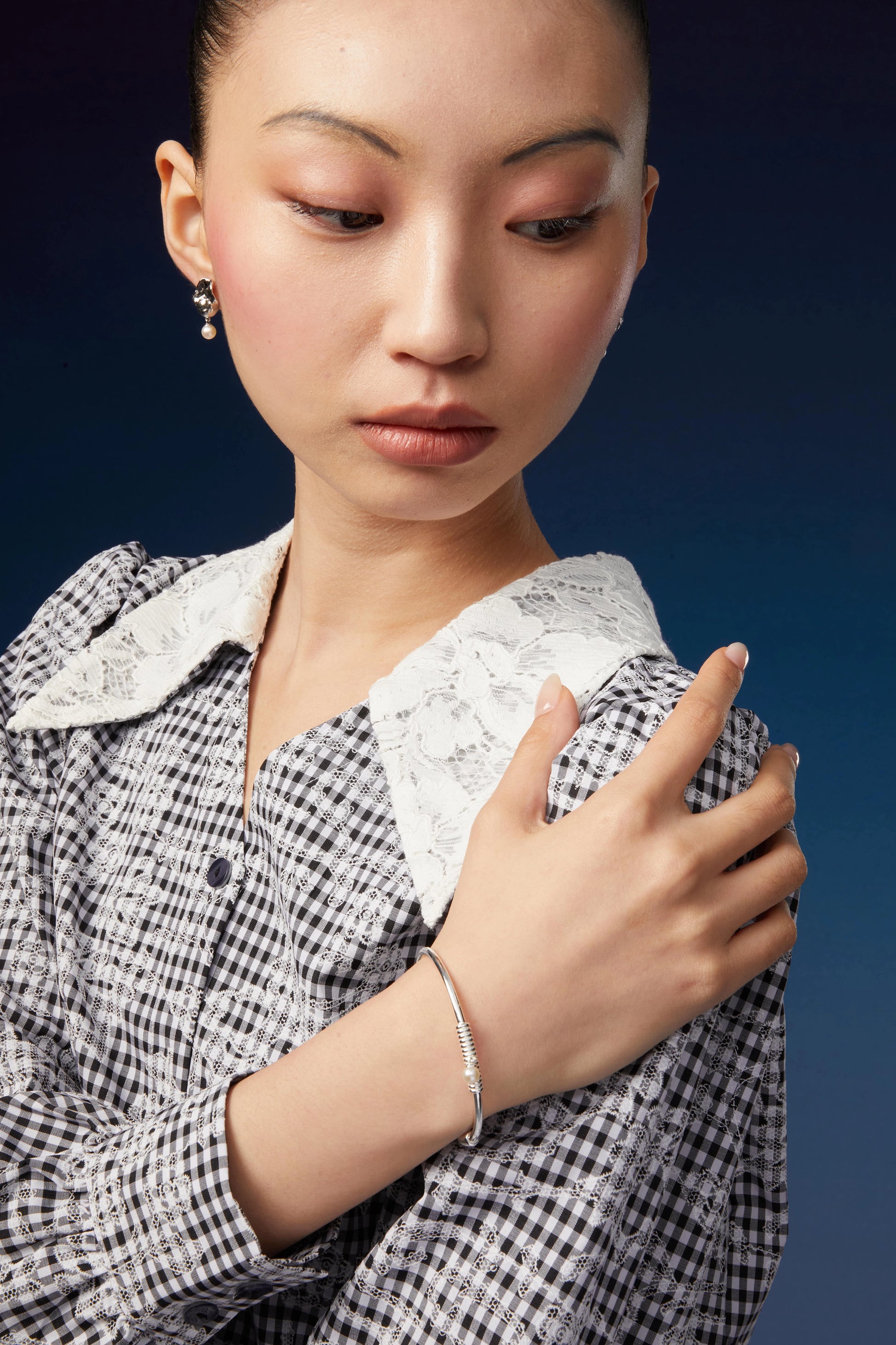 Baroque Pearl Bracelet — Sculptural Silver Accent