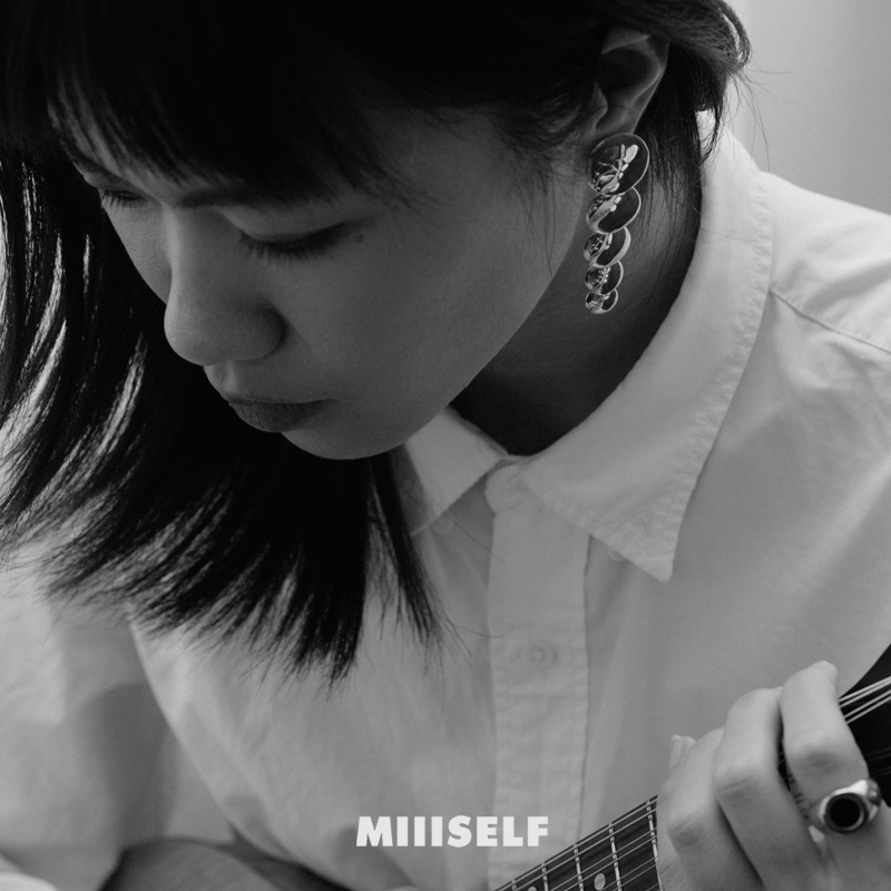 Endless Circle Disc Silver Earrings — Person playing guitar with 'MIIISELF' branding