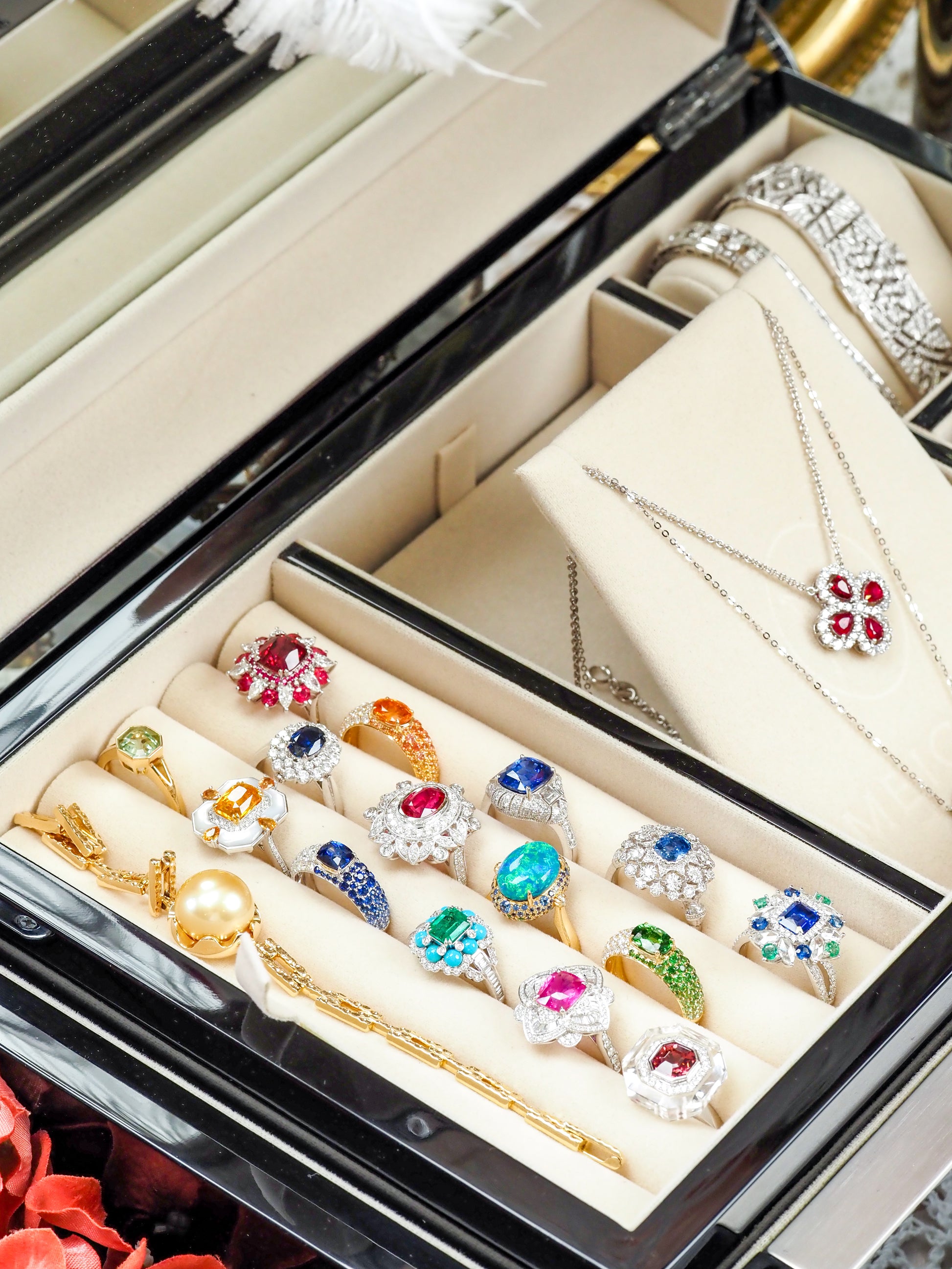 Meicily luxury black lacquered jewelry box with velvety suede interior and high-gloss piano lacquer finish.