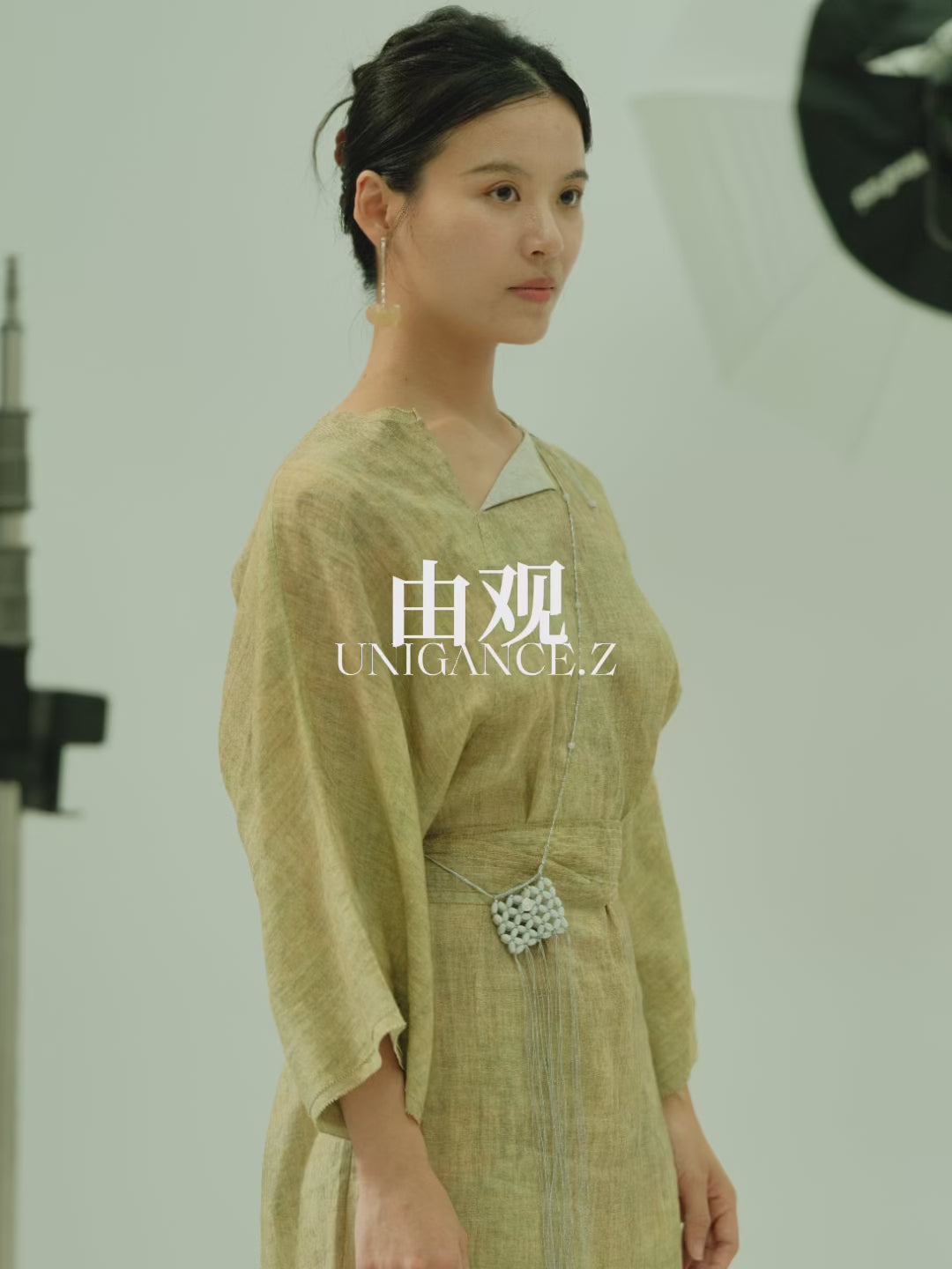 Jade beaded pouch inspired by Song dynasty officials, handcrafted using traditional Chinese knotting and bead-weaving techniques, combining jade elements with fine silver threads in a modern ceremonial jewelry design.