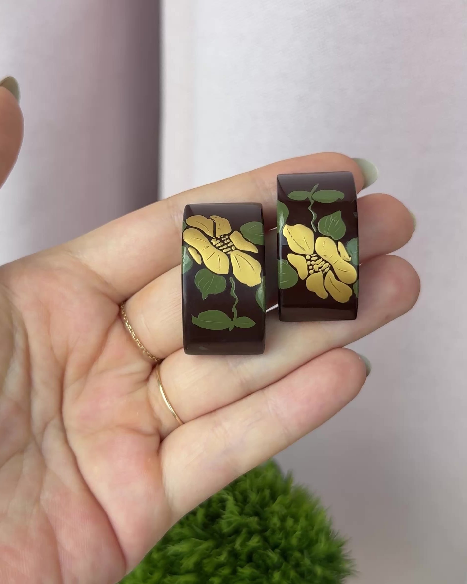 Camellia Lacquer Quasi-Maki-e Earrings