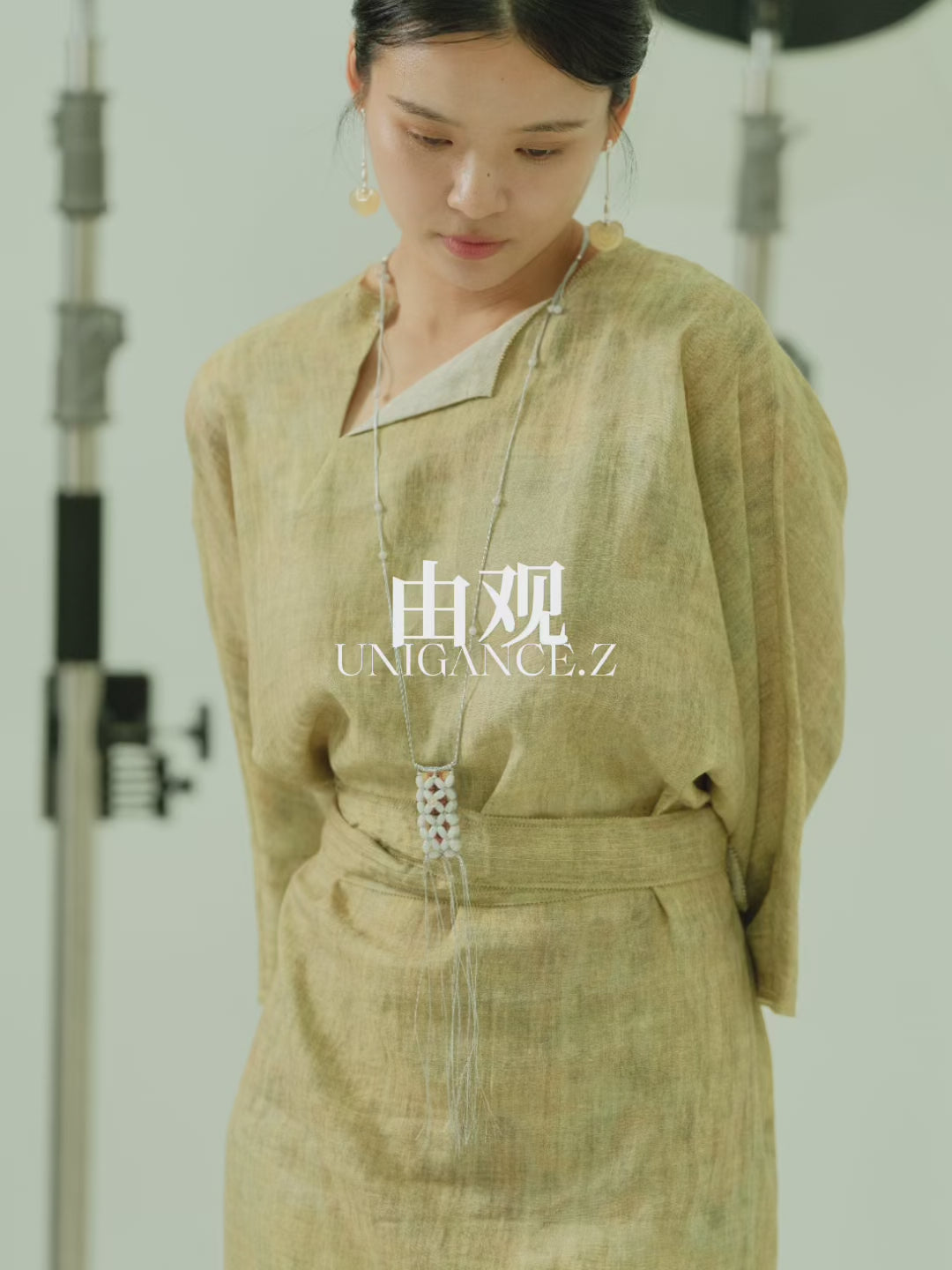 Small jade beaded pouch inspired by Song dynasty officials, handcrafted with traditional Chinese knotting and bead-weaving techniques, featuring jade beads and fine silver threads in a modern ceremonial jewelry design.