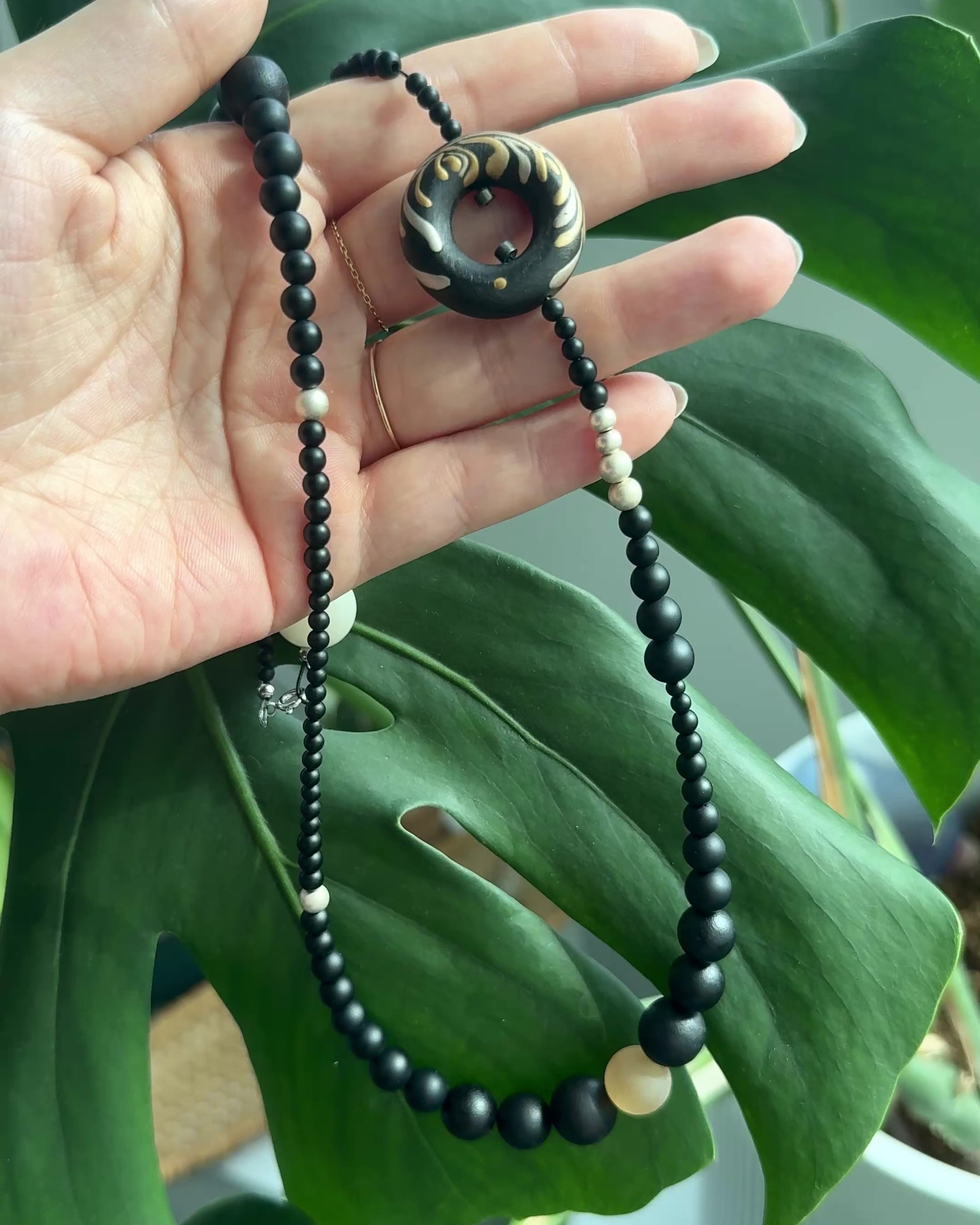 Soft Chrysanthemum Ebony Bodhi Lacquer Quasi-Maki-e Necklace