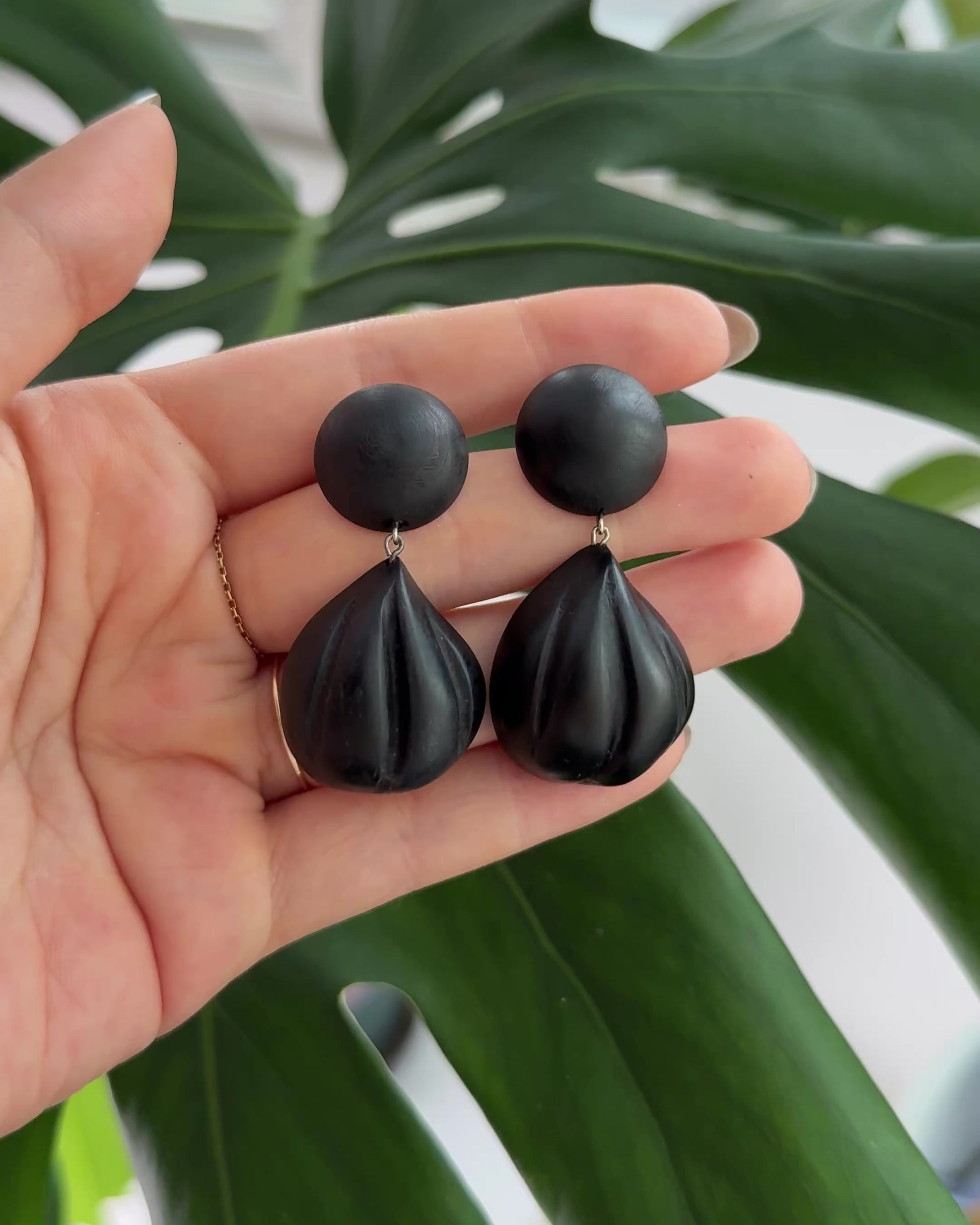 Seashell Lacquer Quasi-Maki-e Earrings