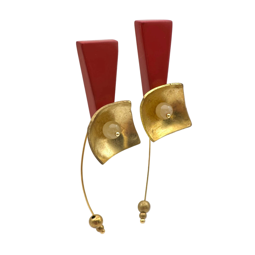 Red Hibiscus Lacquer Quasi-Maki-e Earrings — Pair of earrings with red posts, gold下半部分和pearl beads on a white background