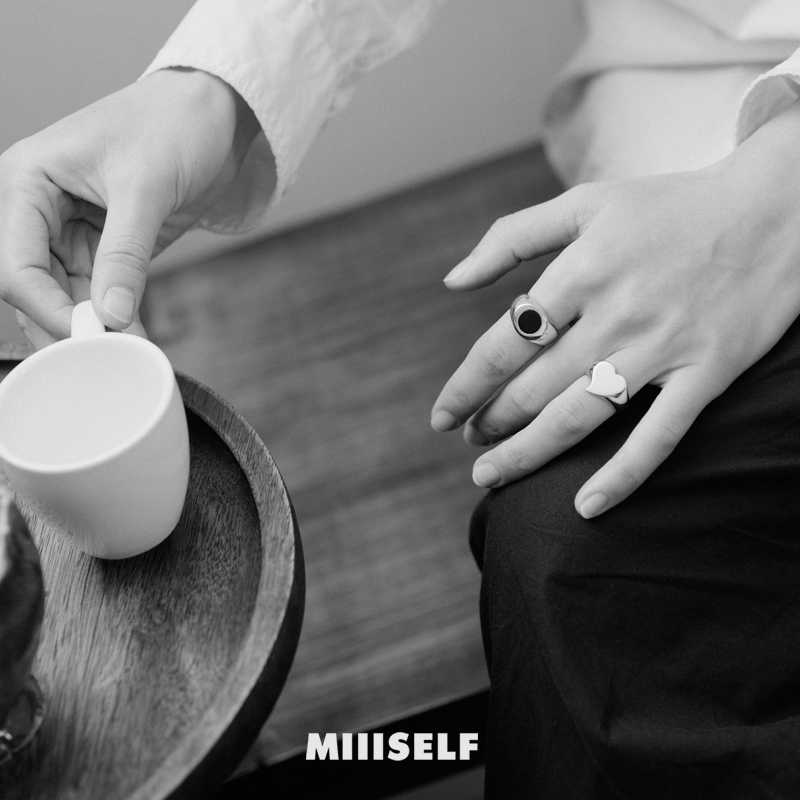 Silver Heart Signet Ring — MIIISELF modern heart ring featuring smooth lines, subtle expression, and refined lightweight