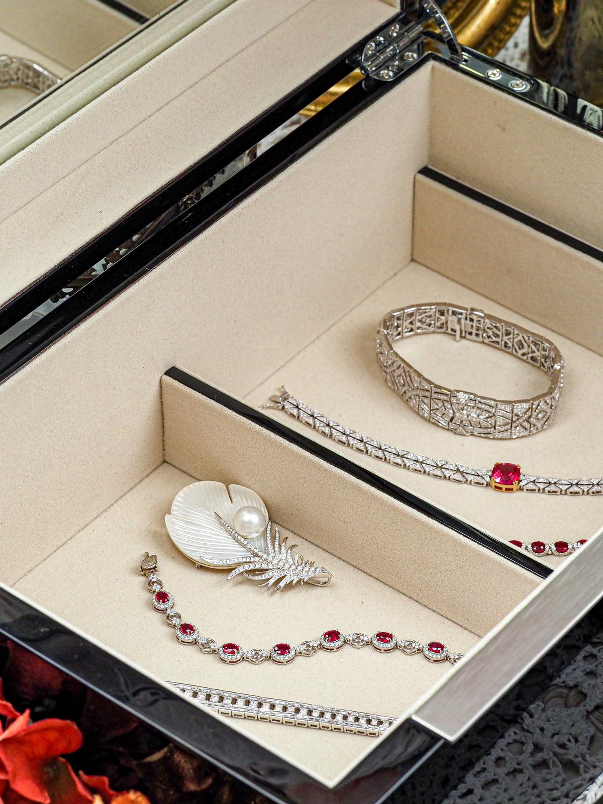 The Woman in Gold · Piano Lacquer Double Layer Jewelry Box — Meicily elegant jewelry box with upper tray for organized small